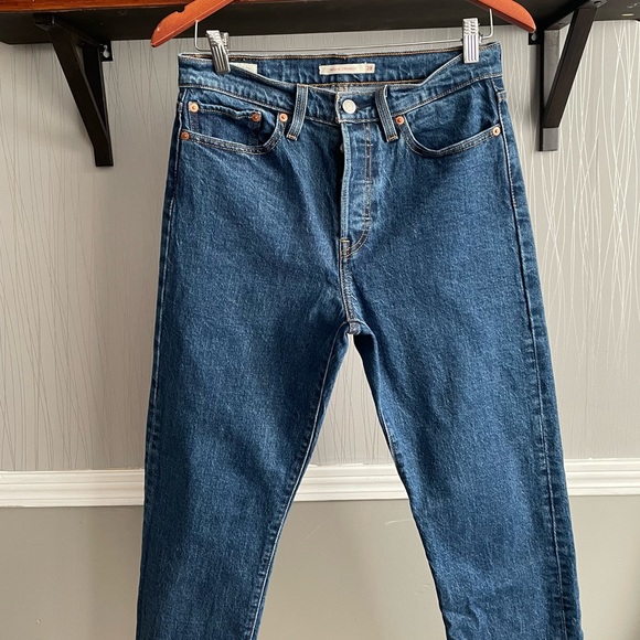 SOLD ๐ซ๐ซ Levi's Premium Wedgie Straight Cropped Jeans - Picture 4 of 13